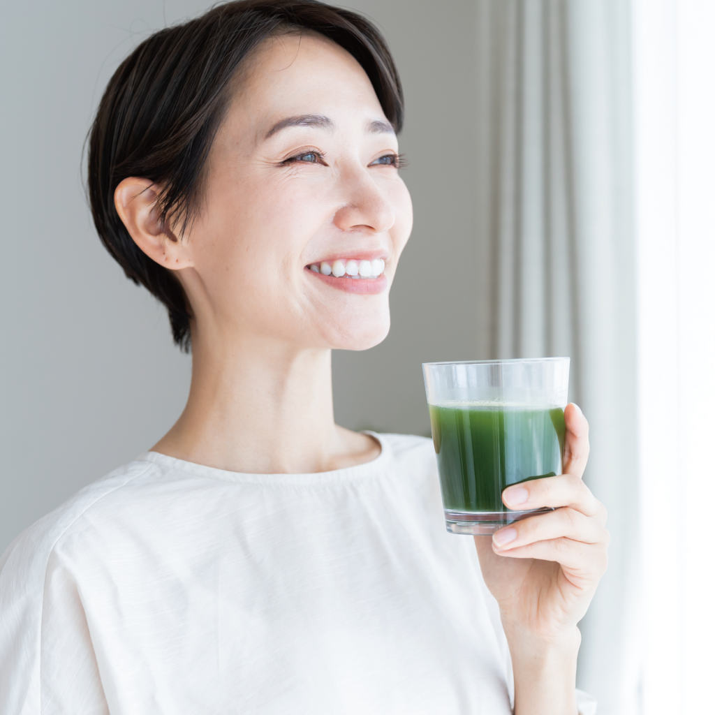 お茶と青汁　目覚めの一杯に